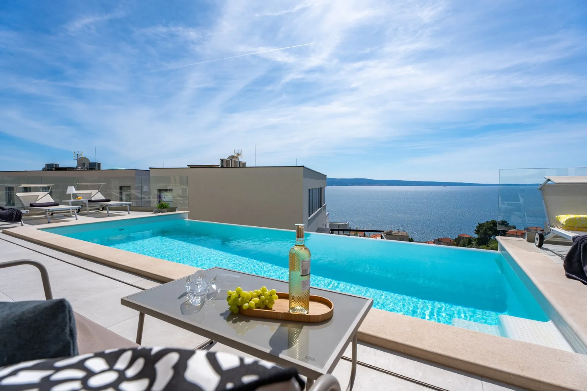 Beheizter Pool der Villa Sunshine mit Blick über die Adria