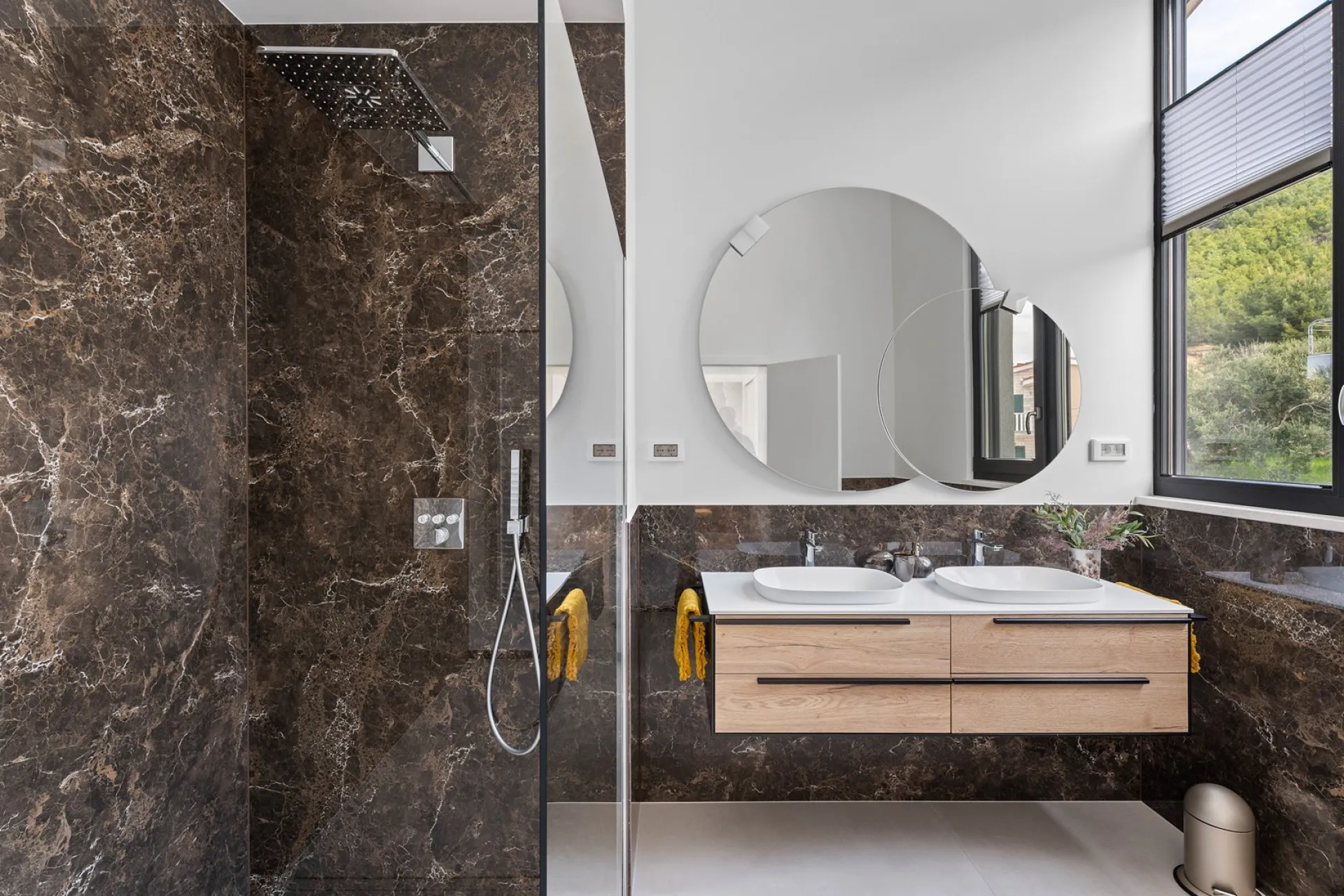 Badezimmer in Marmoroptik mit Doppelwaschtisch