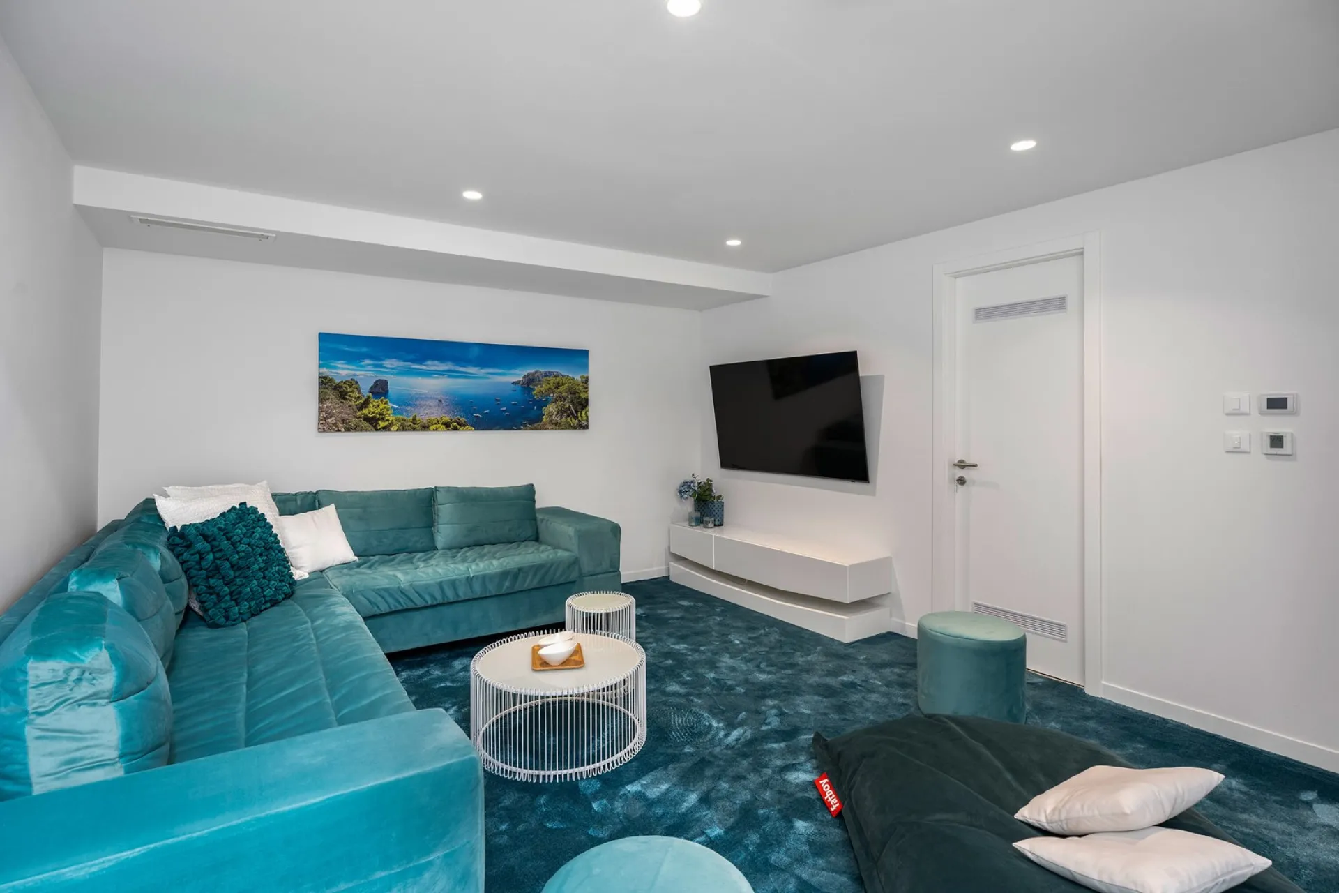Medienraum mit Sofa und großem Fernseher