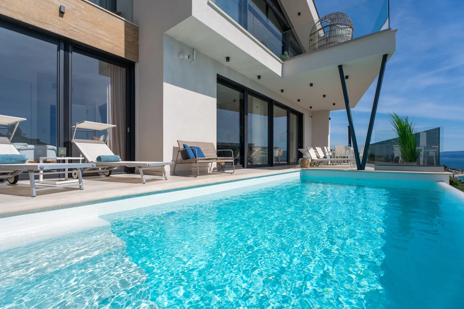 Poolterrasse der Villa Flower mit Sonnenliegen