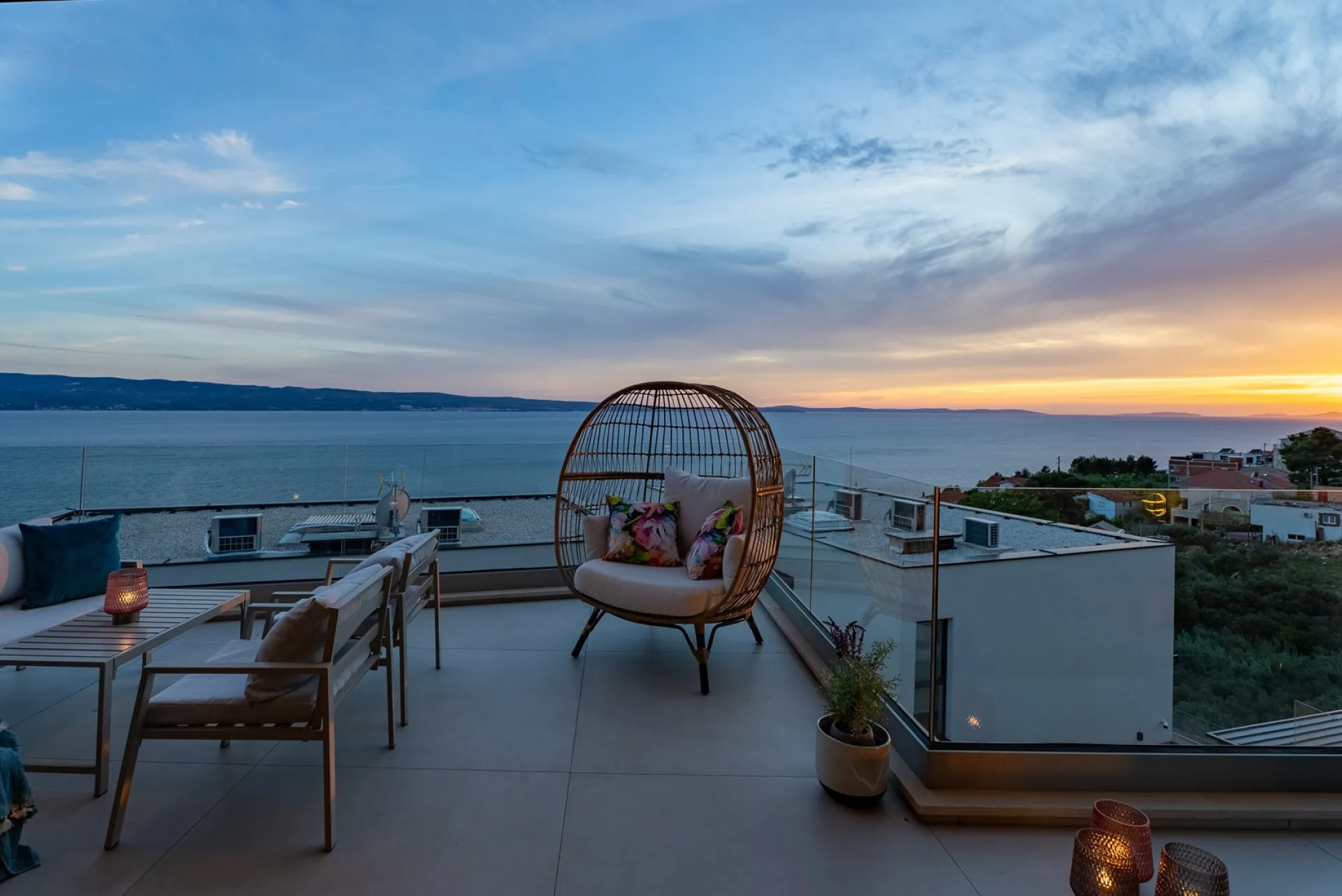 Hängesessel auf der Terrasse beim Sonnenuntergang über der Adria