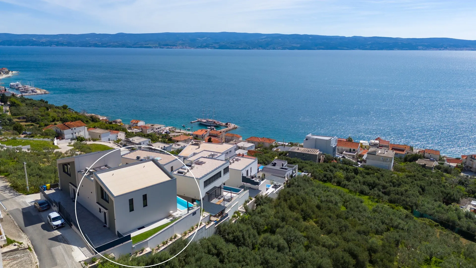Hanglage über der Omiš-Riviera mit Blick auf Küste und Meer