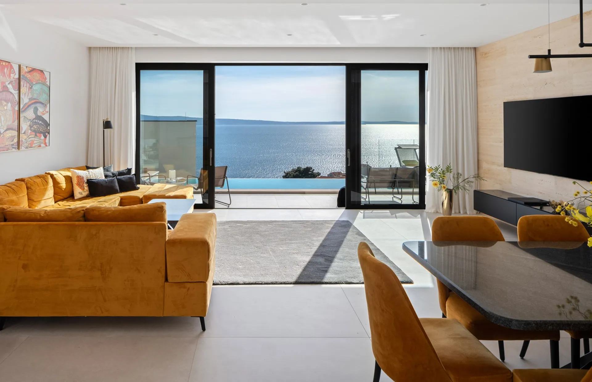 Villa Sunshine, Wohnbereich mit raumhoher Glasfront zum Pool